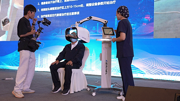 科諾攜多款光療方案應(yīng)邀參加西部毛發(fā)論壇